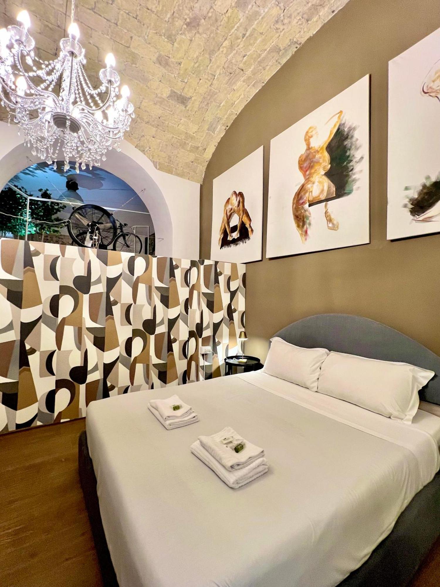Luxury Art Rom